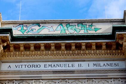 Lo sfregio dei vandali alla Galleria Vittorio Emanuele II 1