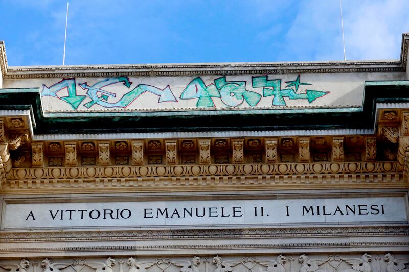 Lo sfregio dei vandali alla Galleria Vittorio Emanuele II 1