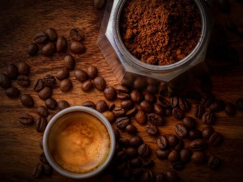 Bere caffè abbatte il rischio rosacea