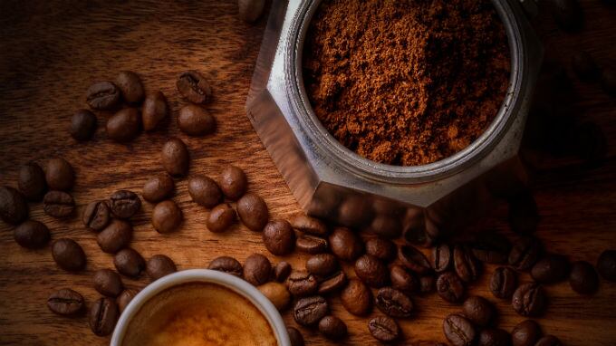 Bere caffè abbatte il rischio rosacea