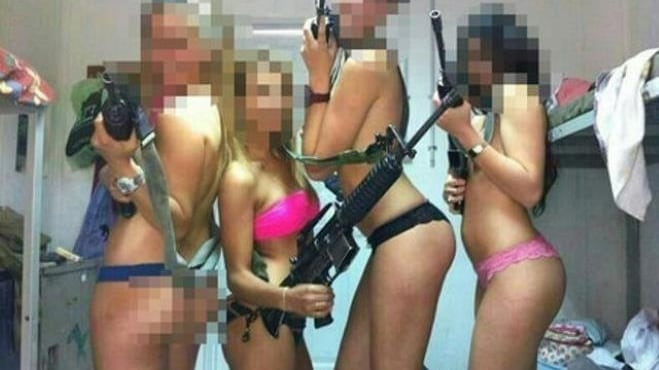 No alle donne sexy nell'esercito Danneggiano l'immagine Meglio brutte ma competenti
