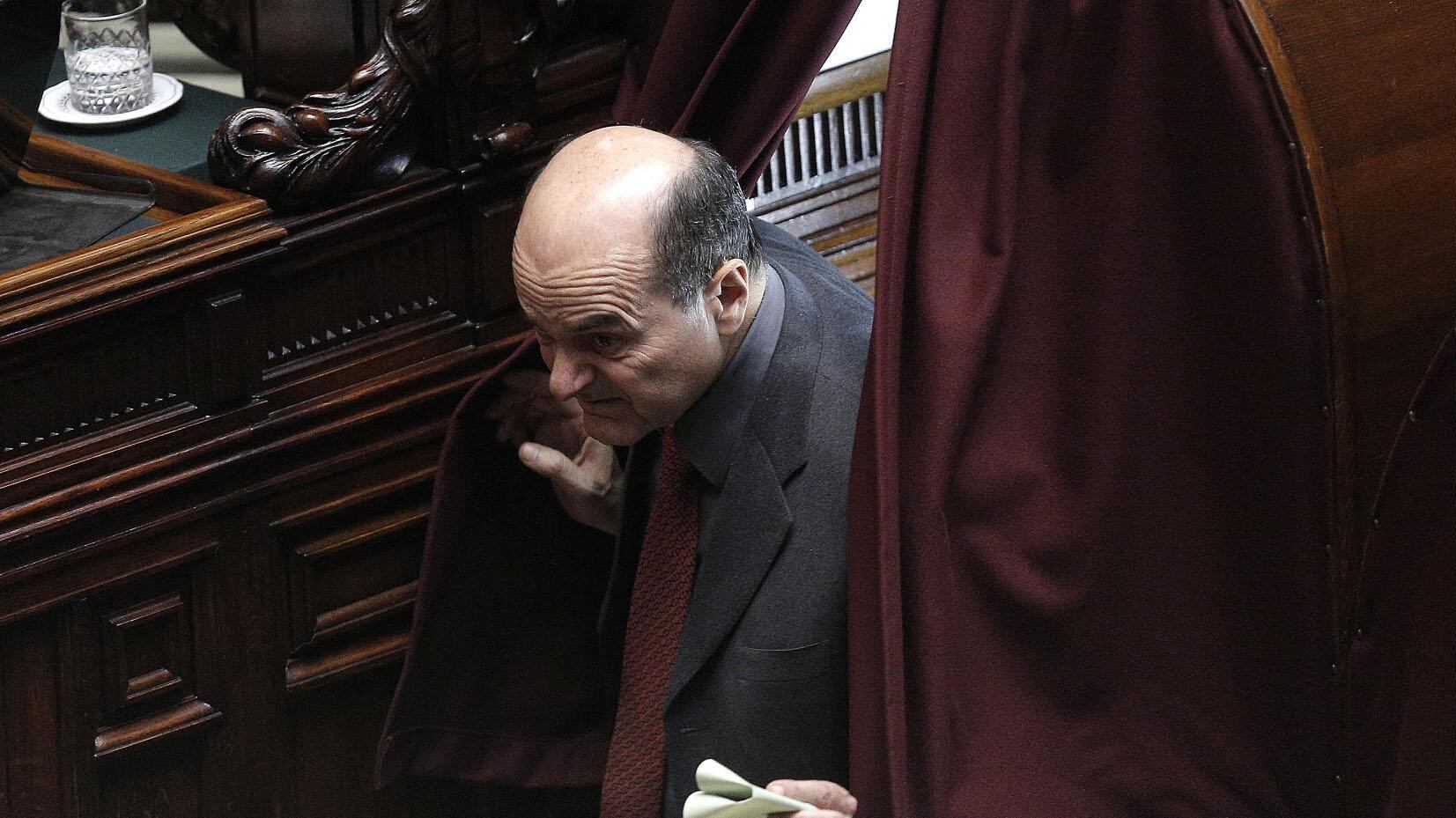 Via alla partita per il Quirinale, Bersani finge di aprire al Pdl: "Ma non sarà il Cav a scegliere"