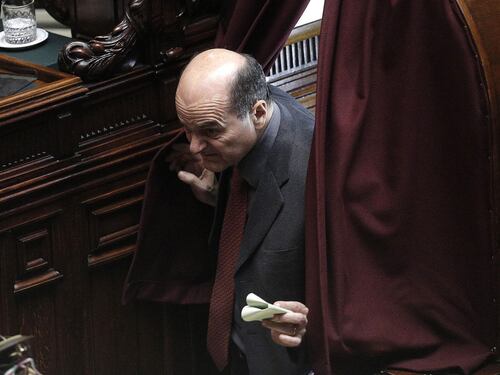 Via alla partita per il Quirinale, Bersani finge di aprire al Pdl: "Ma non sarà il Cav a scegliere"