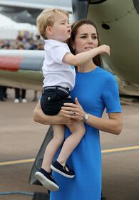 Che capricci, principe George! Tutte le foto alla base militare della Raf e dello "scivolone" sexy di Kate 7