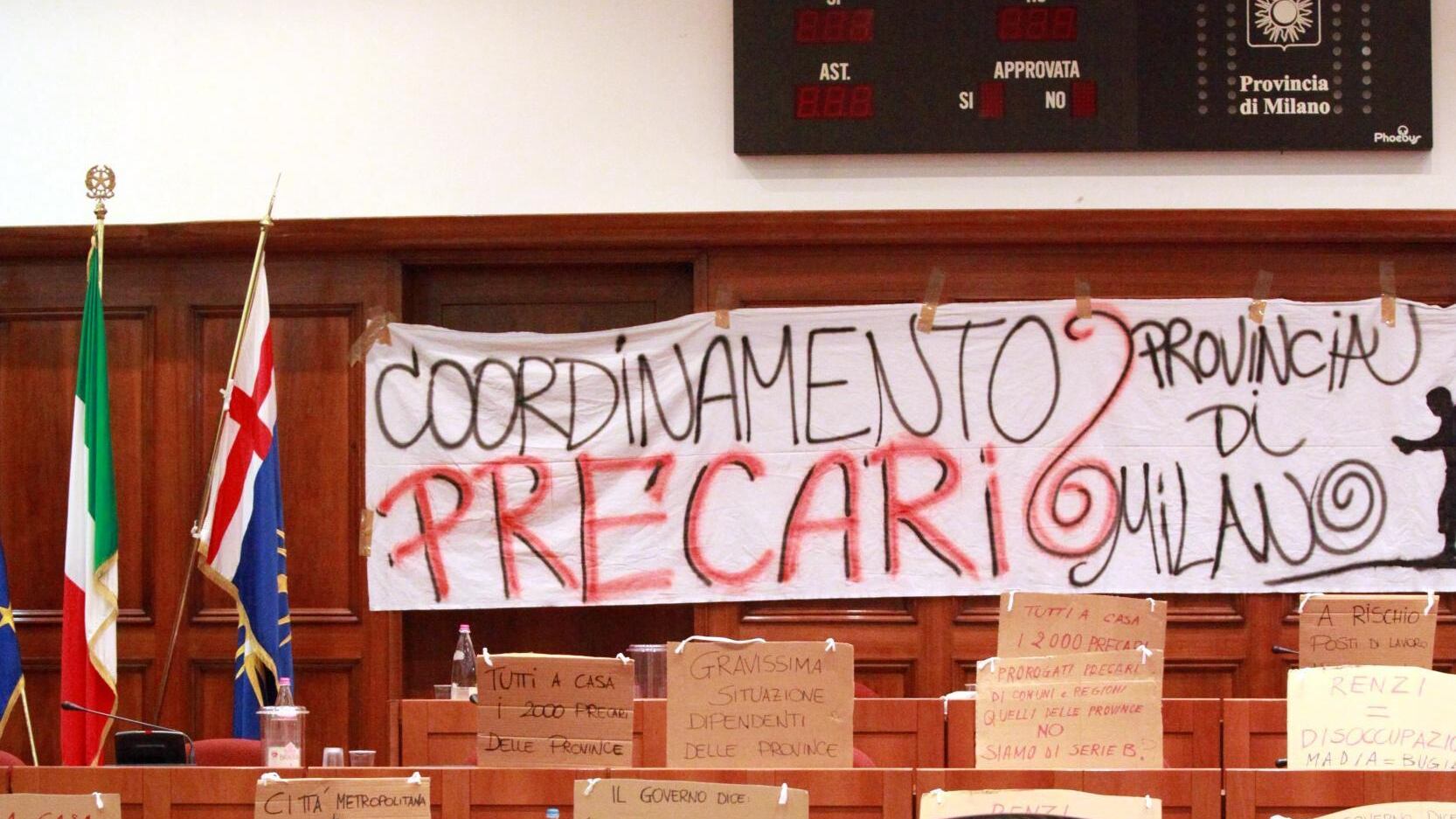 E a Milano occupata l'aula del Consiglio