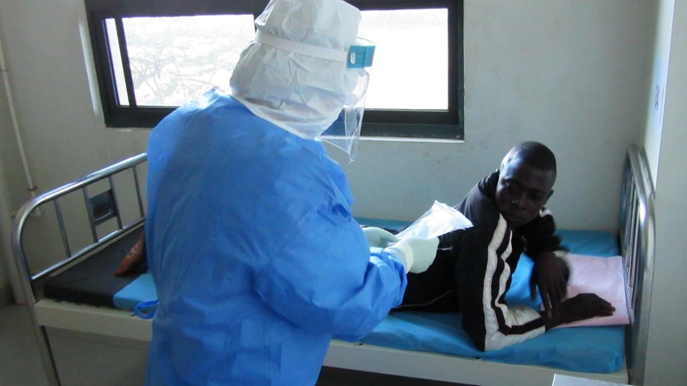 Ebola, allarme globale «Rischio contagio anche per via aerea»