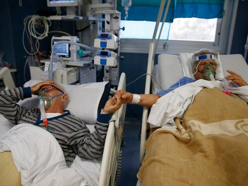 Prosegue la lenta discesa dei contagi. Ma gli ospedali sono ancora in crisi