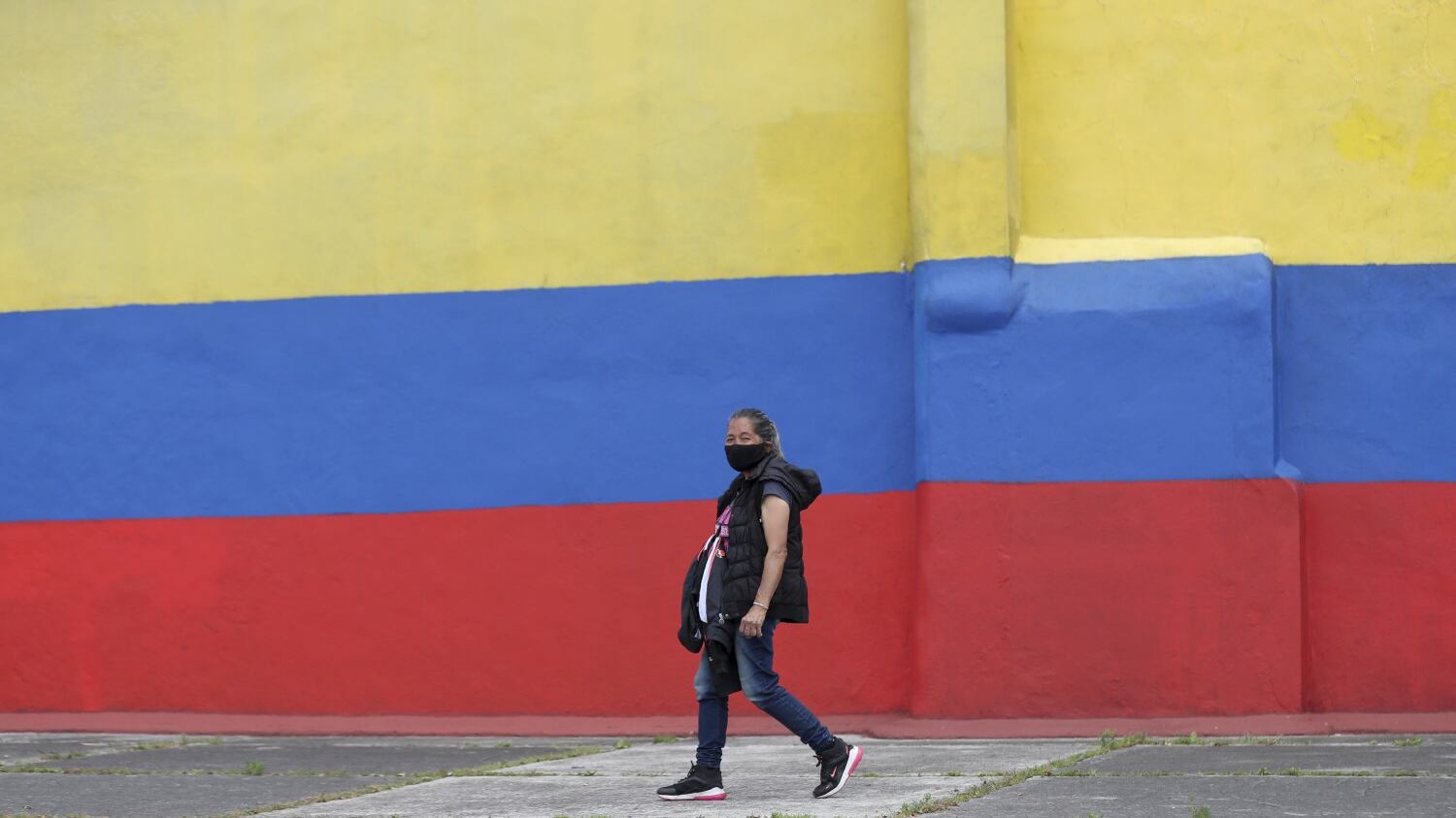 Colombia, catene di legno e ore sotto il sole per chi viola la quarantena