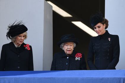 La Regina Elisabetta II, Camilla Parker Bowles e Kate Middleton al Remembrance Day: foto 1