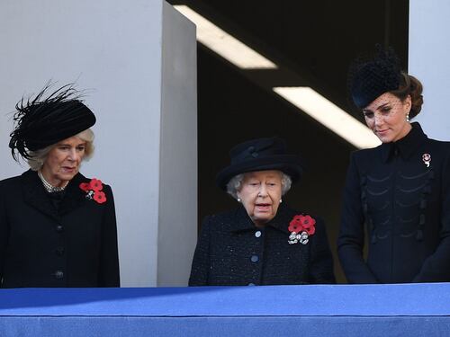 La Regina Elisabetta II, Camilla Parker Bowles e Kate Middleton al Remembrance Day: foto