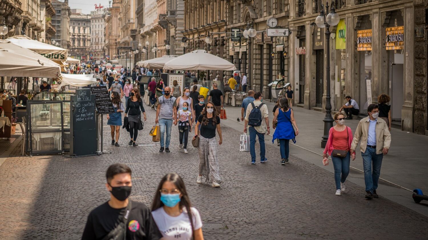 L'Oms: "Indossare le mascherine nelle aree pubbliche"