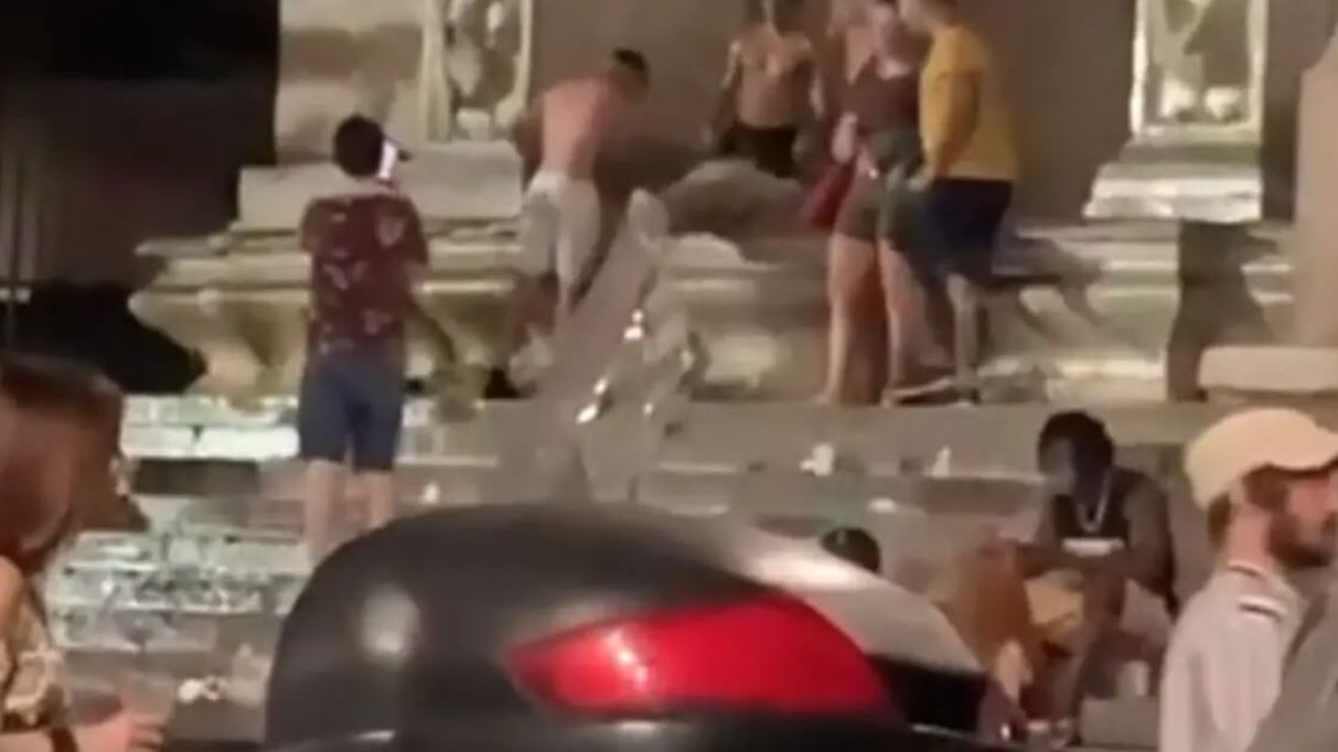 Giovani vandalizzano fontana del '600. "Basta tollerare chi deturpa"