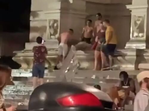 Giovani vandalizzano fontana del '600. "Basta tollerare chi deturpa"