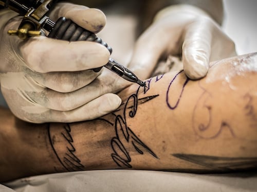 Come si rimuovono i tatuaggi: dal dolore, al tempo necessario. Tutto quello c'è da sapere