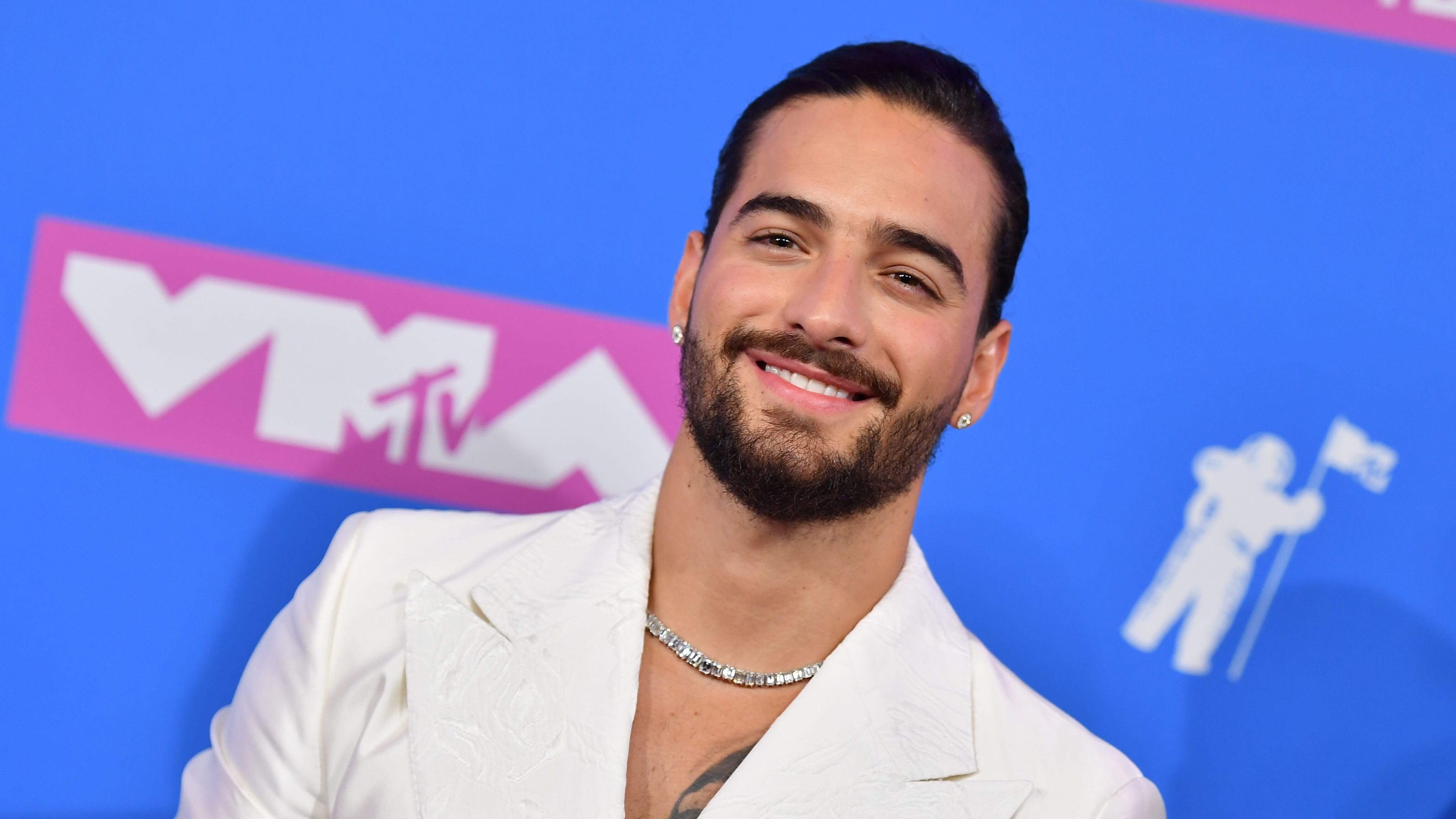 Maluma bacia la madre sulle labbra, esplode la polemica