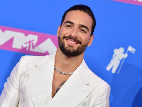 Maluma bacia la madre sulle labbra, esplode la polemica