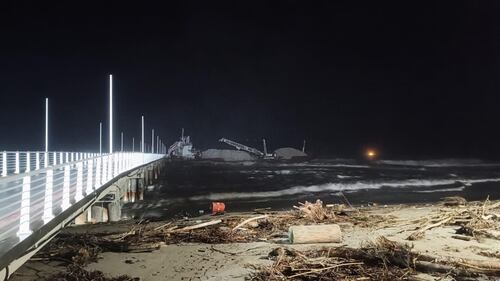 Marina di Massa, cargo si schianta contro il pontile e lo demolisce 2