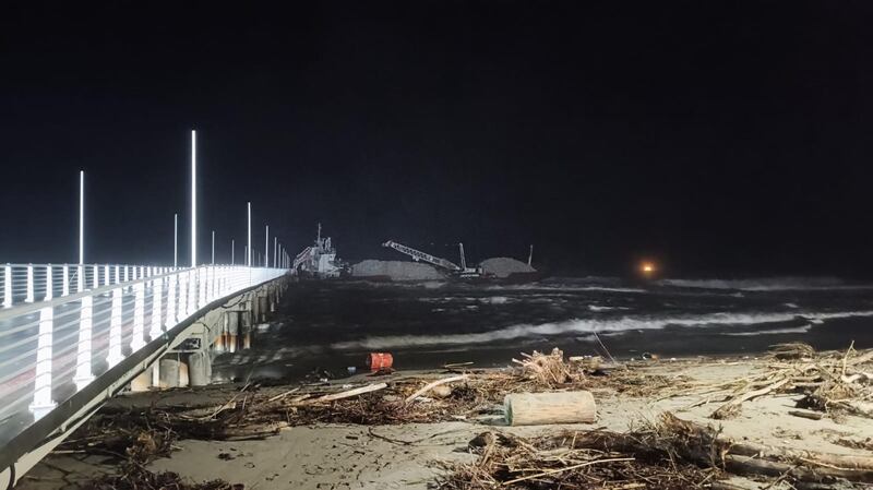 Marina di Massa, cargo si schianta contro il pontile e lo demolisce 2