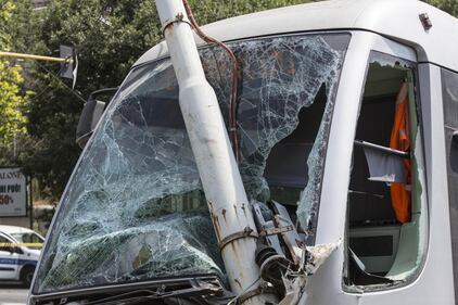 Roma, auto e tram si scontrano: tre feriti 3