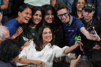  Alexandria Ocasio-Cortez e Bernie Sanders e i rally contro gli oligarchi 7