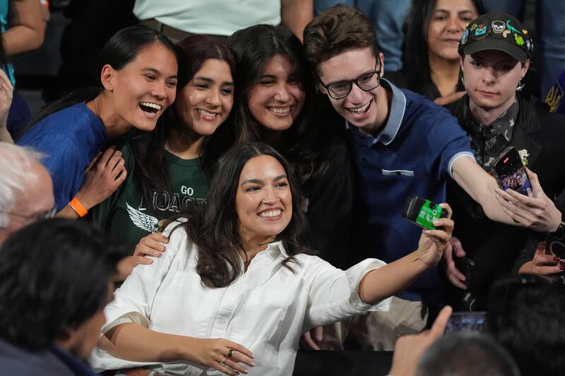 Alexandria Ocasio-Cortez e Bernie Sanders e i rally contro gli oligarchi 7