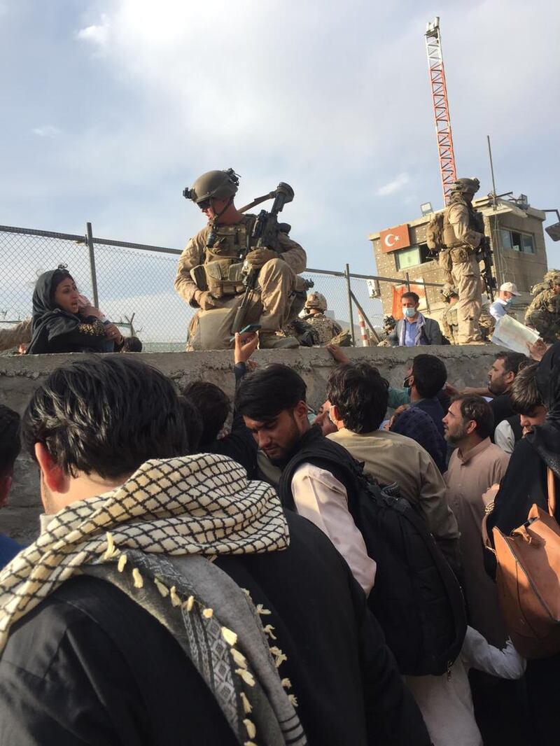 Le voci dalla drammatica evacuazione da Kabul trasformata in caos 4