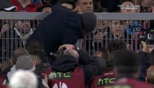 Europa League, faccia a faccia tra i giocatori della Roma e i tifosi 5