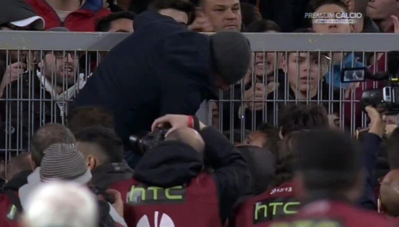 Europa League, faccia a faccia tra i giocatori della Roma e i tifosi 5