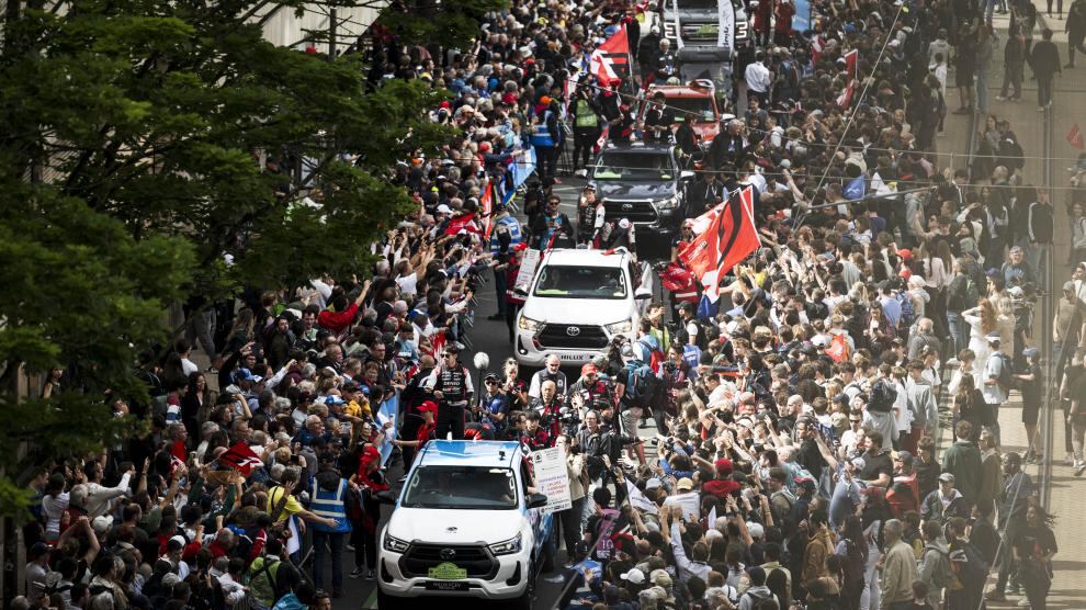 Le Mans 2024, i tifosi invadono la città per salutare i piloti