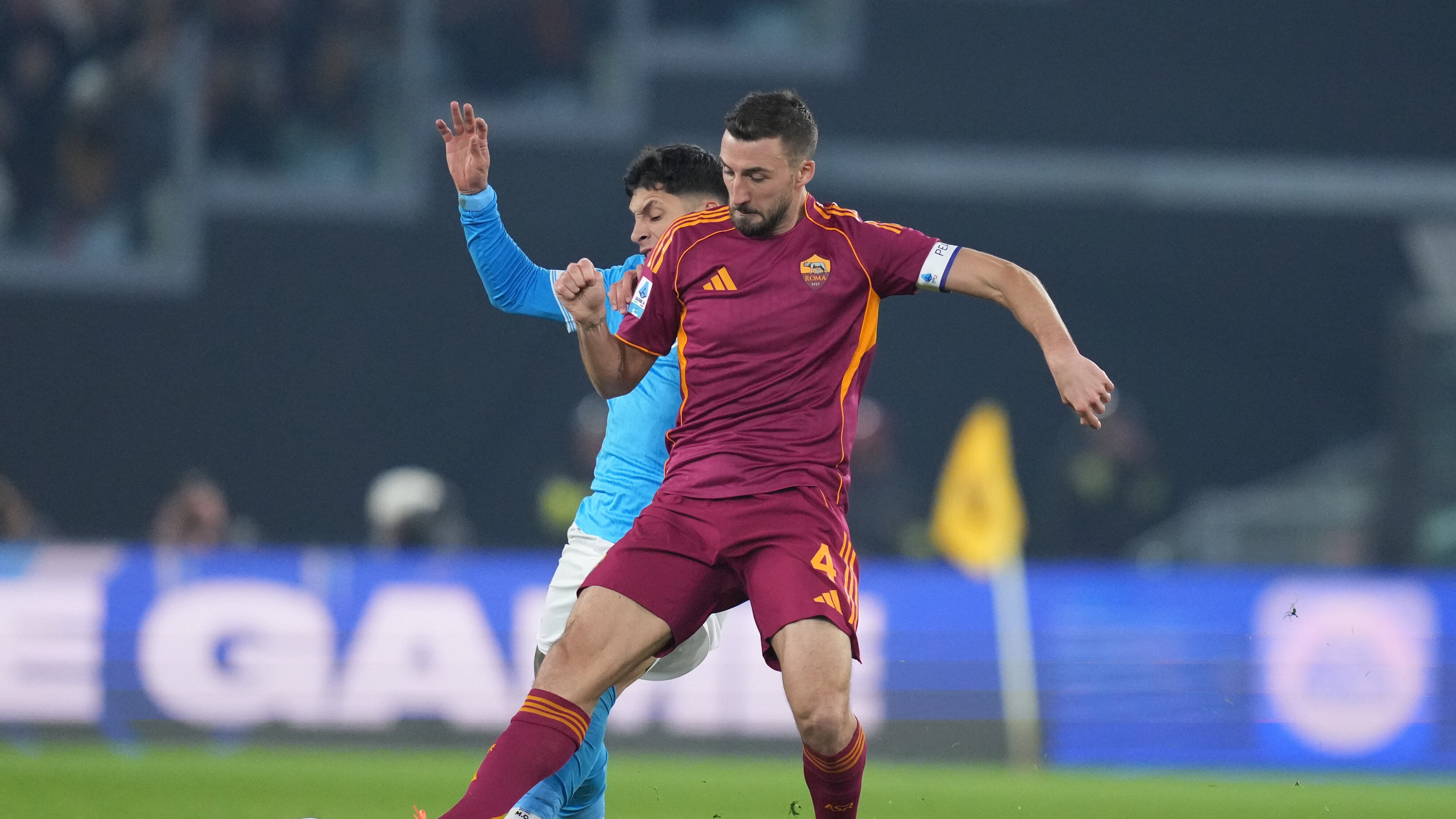Neres spegne la Roma, il Napoli vola in testa