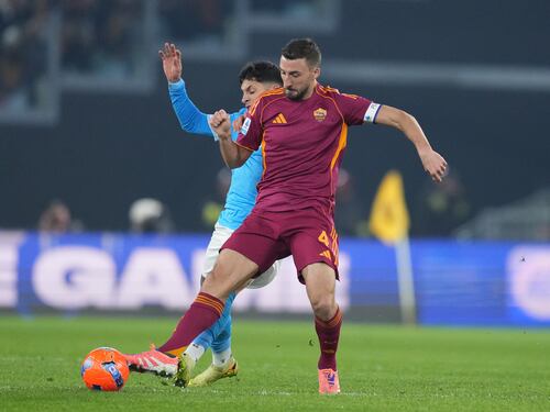 Neres spegne la Roma, il Napoli vola in testa