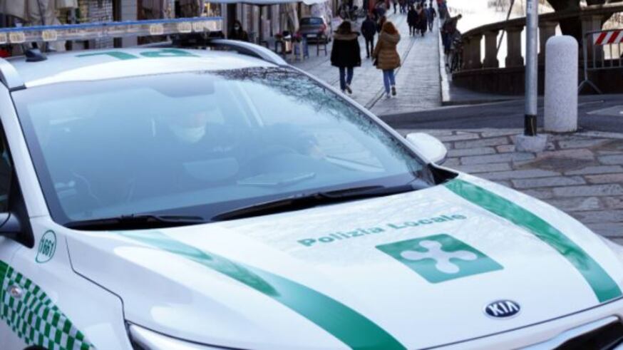 Incidente mortale, auto si ribalta e muore donna di 30 anni