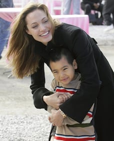 Angelina Jolie: "non ho mai pensato a me stessa come a una madre". Le foto 3