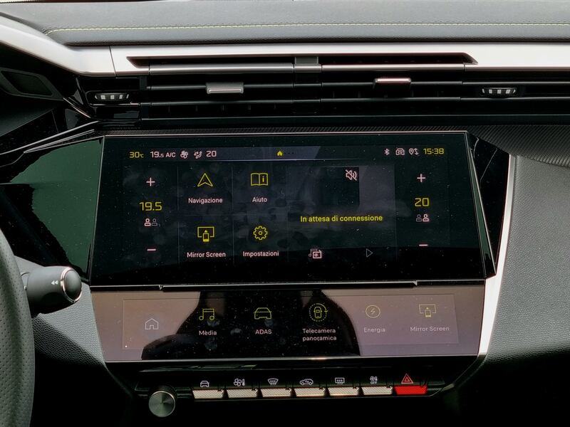Peugeot 408, le foto del crossover “tuttofare” 24