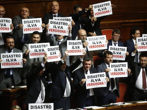 Ilva, protesta in Aula della Lega: "A casa voi, non gli operai"