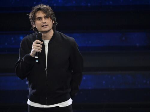"Se hai coraggio...". Angelo Duro irriverente e scorretto mette in ombra Fedez