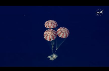 Artemis II, le foto dello splashdown e del rientro sulla Terra 7