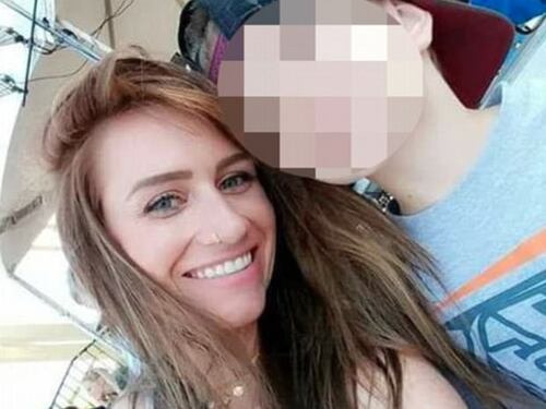 La prof fa sesso a 3 con studenti, il video finisce su Snapchat