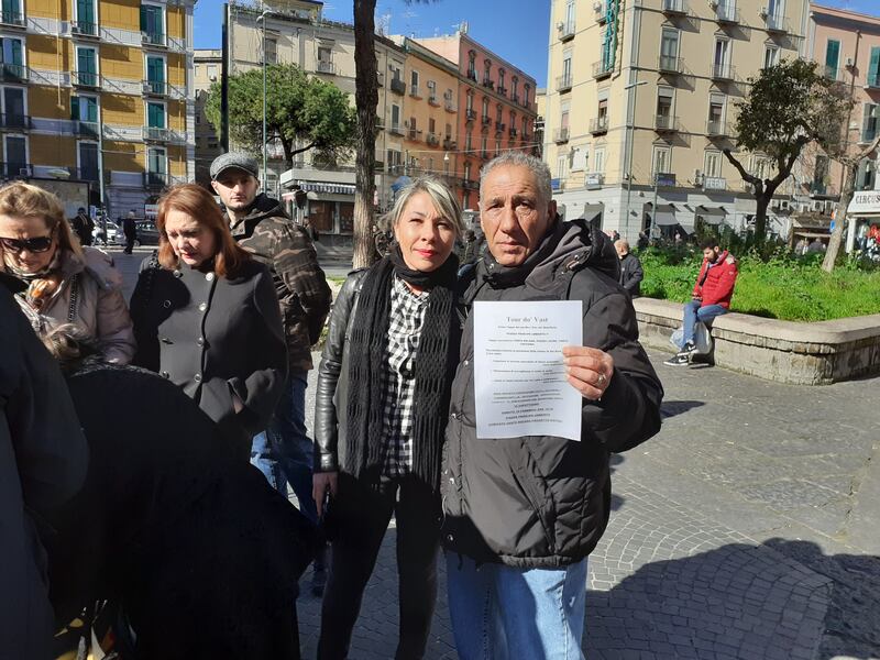 Napoli, cittadini in strada per denunciare le promesse non mantenute dal sindaco 4