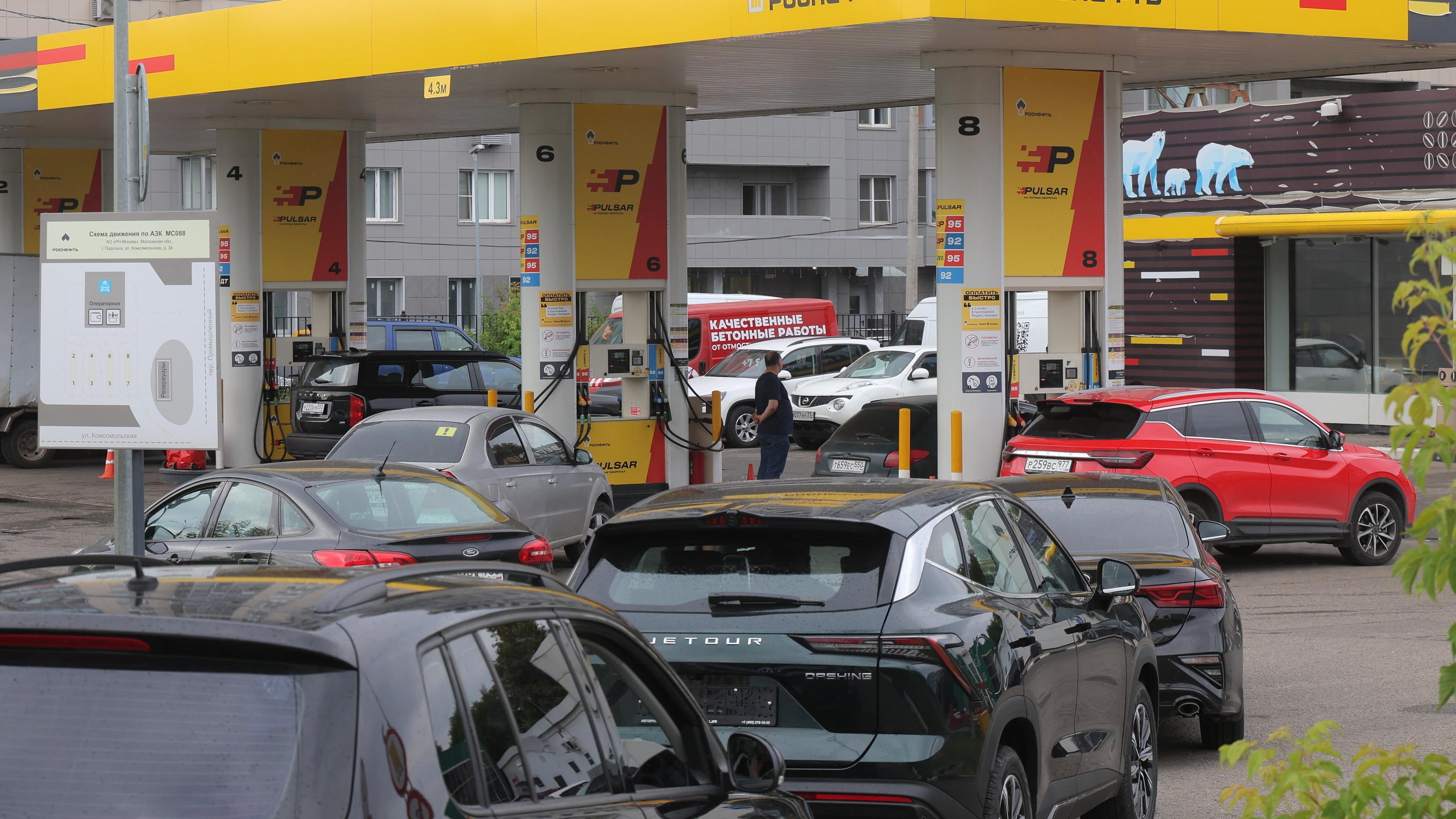 Razionamenti, targhe alterne e benzina scadente: così i droni di Kiev svuotano i distributori russi