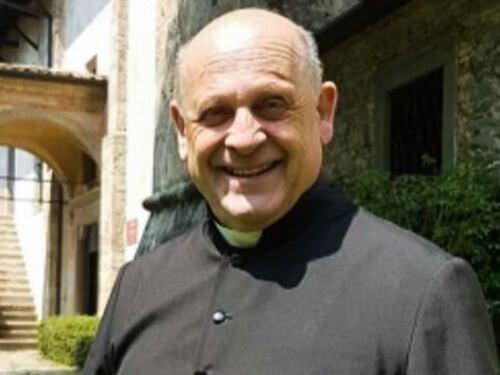 Quei preti che si sacrificano. "Date agli altri il respiratore"