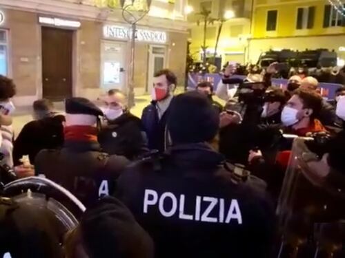 Urla e fumogeni fuori dall'Ariston. I ristoratori: "Dobbiamo vivere, vogliamo lavorare"