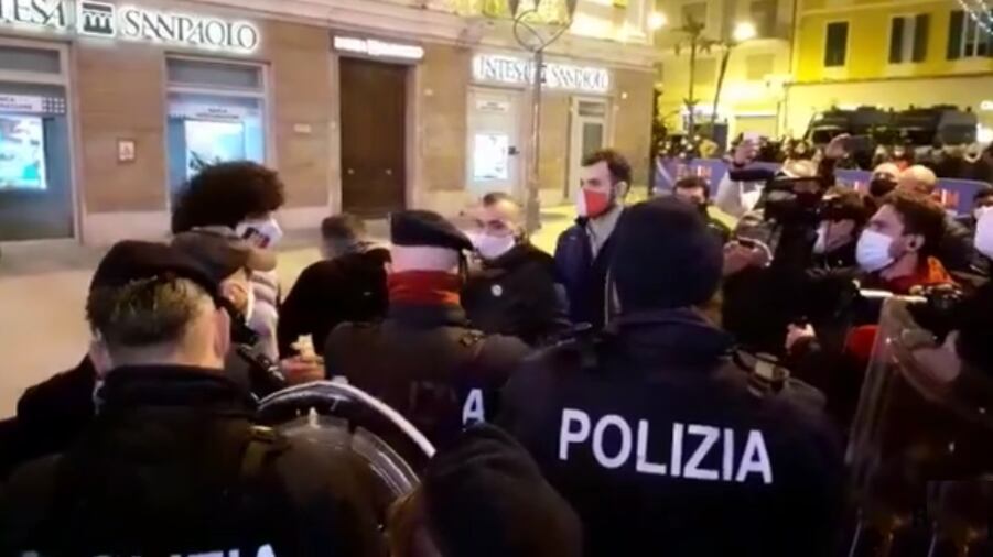 Urla e fumogeni fuori dall'Ariston. I ristoratori: "Dobbiamo vivere, vogliamo lavorare"