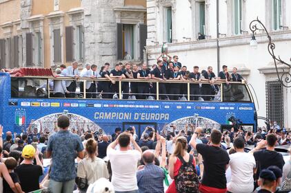 La grande festa per le strade di Roma: la gente rende omaggio all'Italia di Mancini 11