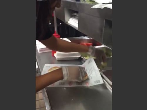 Fast food, la cuoca usa il panino per pulire il pavimento