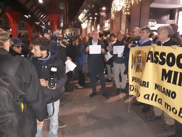 Milano, arriva la protesta dei pendolari: "#Adesso basta disservizi, cancellazioni e poca sicurezza" 4