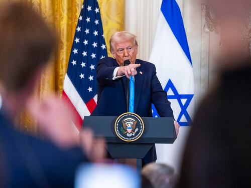 "Ce la consegneranno alla fine della guerra". Trump tira dritto sul suo "piano" per Gaza