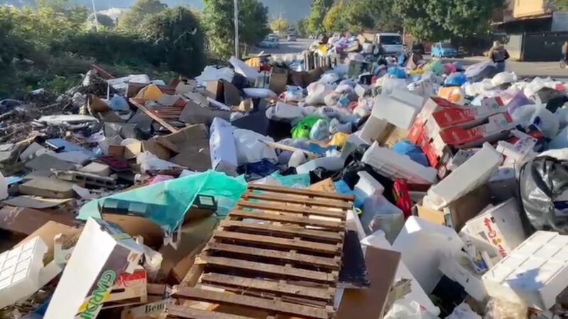 Palermo sommersa dai rifiuti: materassi e motorini in discarica 9