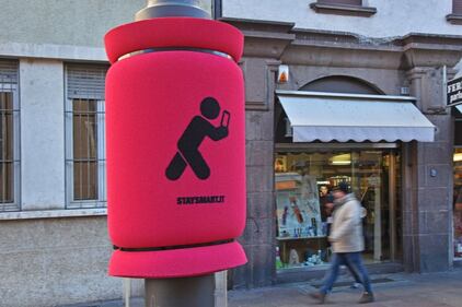 Bolzano, "paracolpi" sui pali per proteggere i pedoni con lo smartphone 4