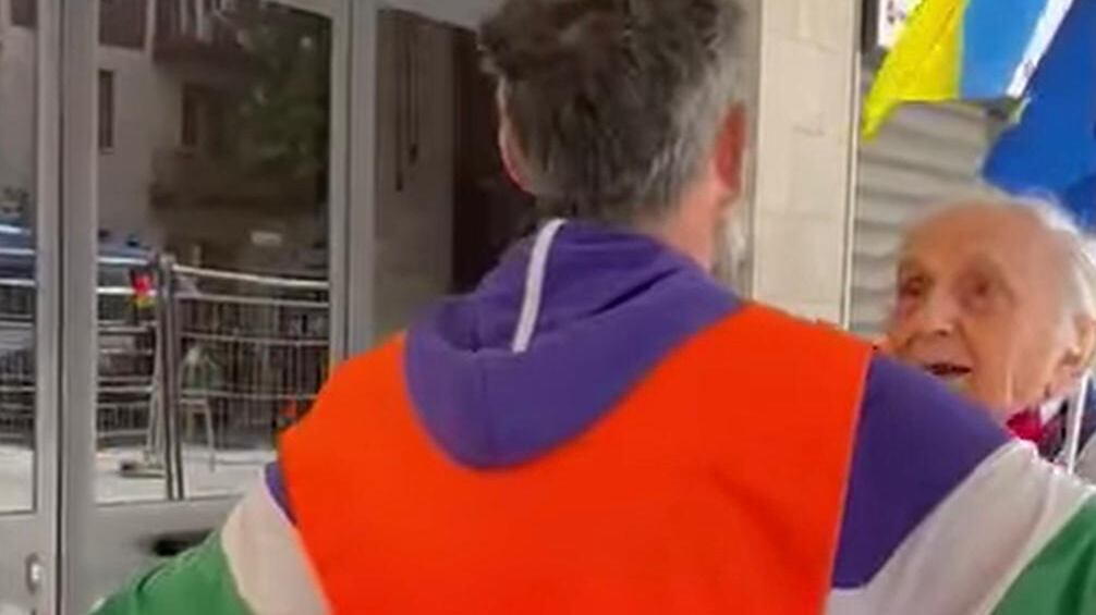 "Assicurare la sua incolumità". L'incredibile scusa dell'allontanamento del prof con la bandiera ucraina dal 25 aprile